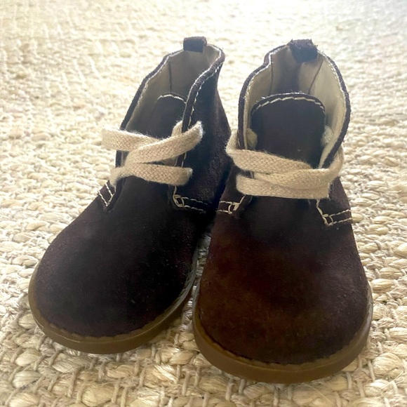 FREE WITH PURCHASE - Baby Gap Suede Toddler Shoes (US 6) - Picture 1 of 4